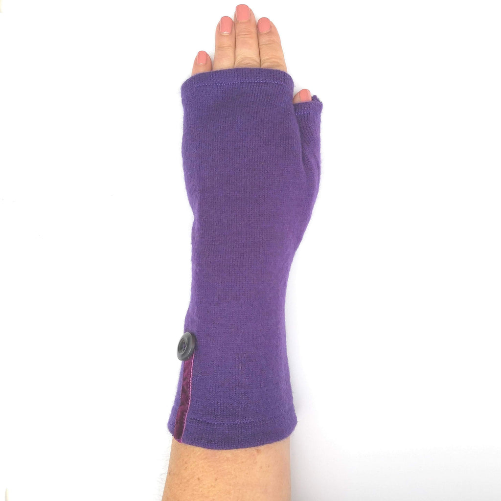Long recycled sweater mitten in purple cashmere on a woman's hand