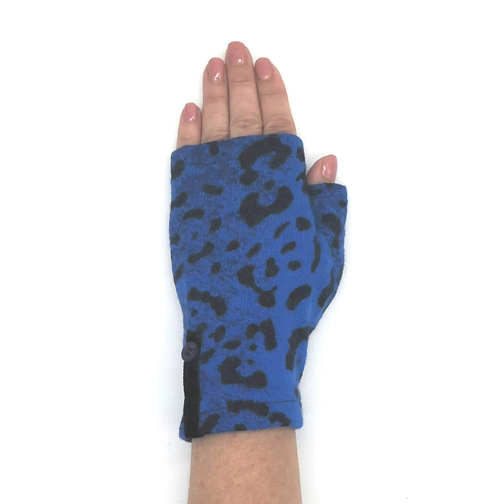 Recycled cotton sweater mittens in blue leopard print, short